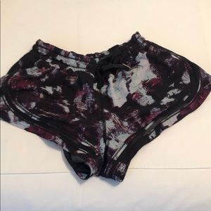 LULULEMON PRINTED HOTTY HOT SHORTS 4” GUC SIZE 8